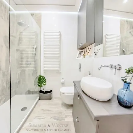 Summerwinter - 2 Luxury Wonder & Heaven Apartaments, 100M M Cassino - 2 Or 3 Bedrooms & Sofa, Parking *