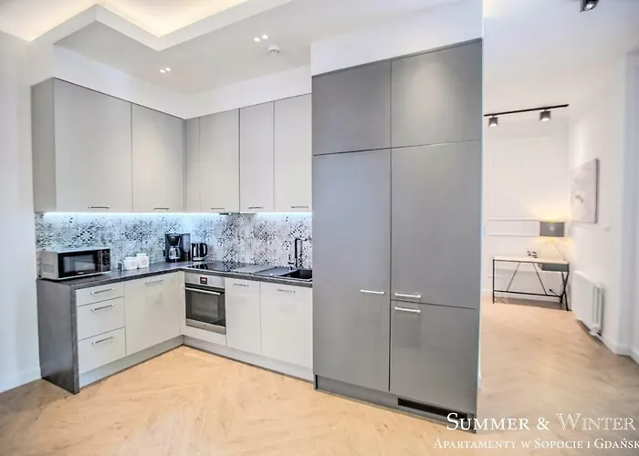 Family Luxury Wonder Heaven Apartment, 50m M Cassino Street, First - 3 Bedrooms&studio, Second - 2 Bedrooms&studio, Private Parking W Cenie, Summerwinter Brand